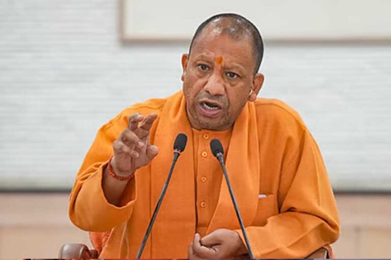 पराली जलाने की घटनाओं पर अंकुश लगाने के लिए सीएम योगी ने अधिकारियों को दिए निर्देश