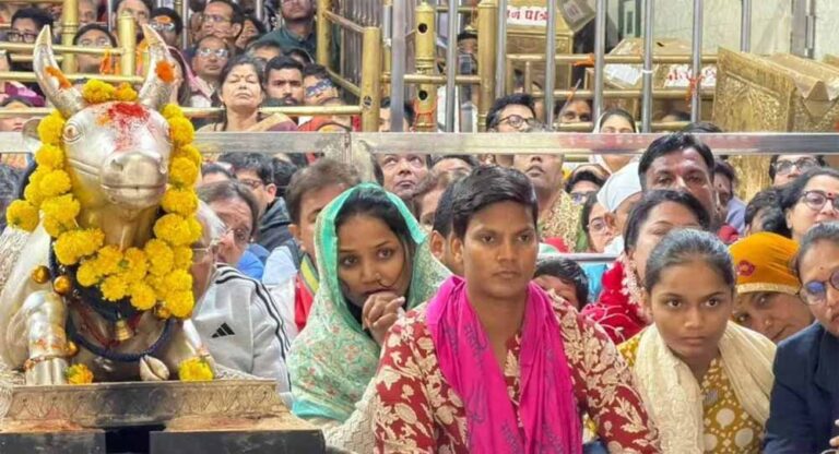 भगवान महाकाल के दरबार में दीप्ति शर्मा: भस्म आरती में हुई शामिल, मंदिर समिति ने सम्मानित किया