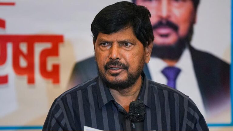 महाराष्ट्र निकाय चुनाव: सीटों पर असंतोष, आठवले बोले—ज़रूरत पड़ी तो अकेले मैदान में उतरेंगे