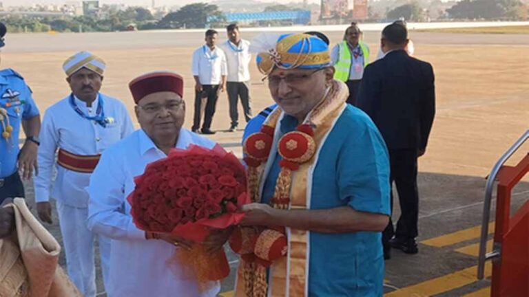 बेंगलुरु आगमन पर उपराष्ट्रपति राधाकृष्णन का राज्यपाल गहलोत ने किया अभिनंदन