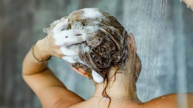 ठंड के मौसम में गर्म पानी से बाल धोने के फायदे और नुकसान