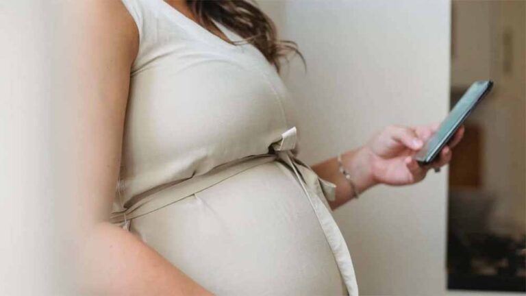 प्रेग्नेंसी में ज्यादा मोबाइल यूज़ से बचें: विशेषज्ञों ने बताई ये वजहें
