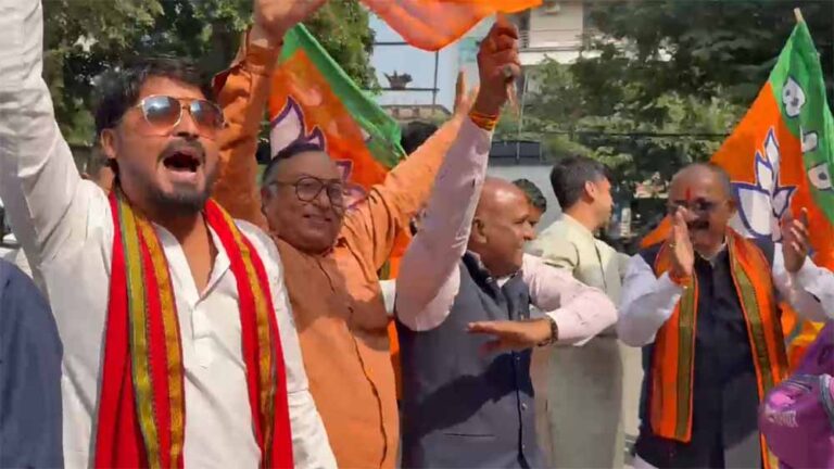 भाजपा कार्यकर्ताओं में उत्साह की लहर: विजय जश्न में गूँजे ढोल-नगाड़े, फूटे पटाखे