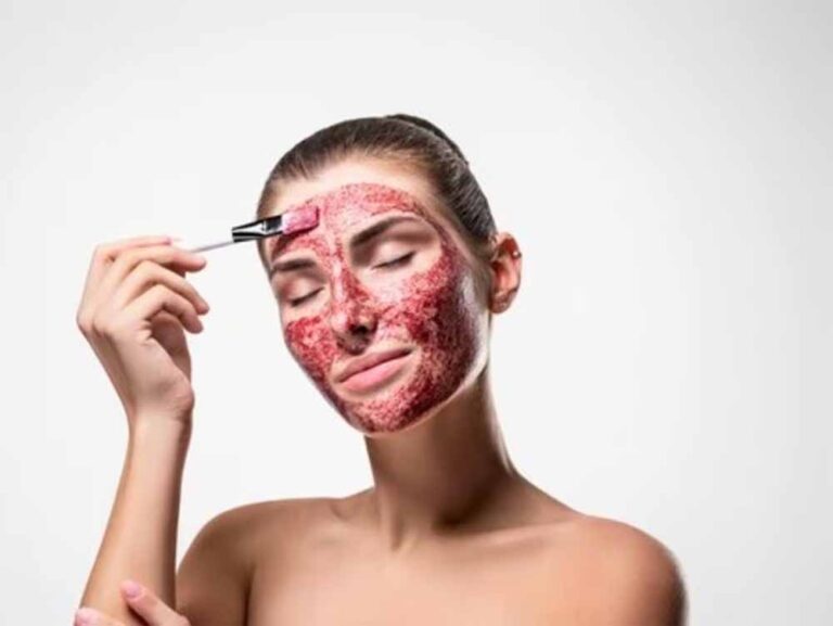 चेहरे पर पीरियड ब्लड लगाने का ट्रेंड: काम करता है या नुकसानदायक? जानें डॉक्टरों की राय