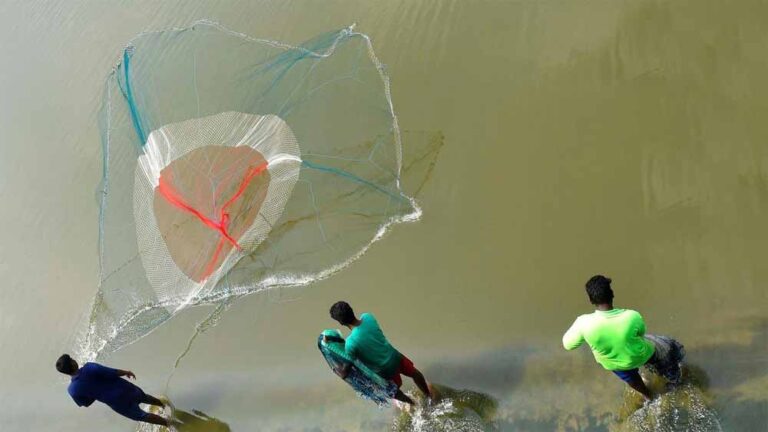 गहरे समुद्र में मछली पकड़ने के नए नियम, मछुआरों को मिलेगा फिशर आईडी कार्ड