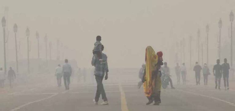 सांसों पर संकट: प्रदूषण से बच्चों की सेहत बिगड़ रही, सावधानी ही बचाव