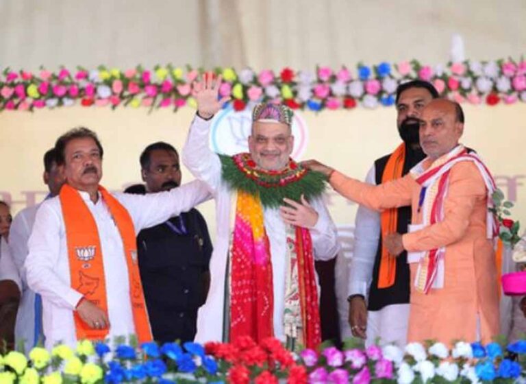 गृह मंत्री का हमला: वोट बैंक की राजनीति करने वालों को जनता ने दिखाया आईना