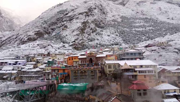 सफेद चादर में लिपटा बद्रीनाथ: तापमान गिरा, भक्तों की आस्था चरम पर