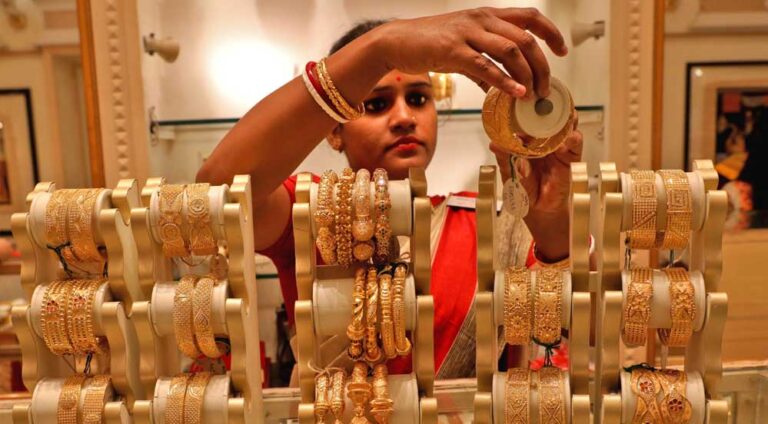 कीमती धातुओं में बड़ी गिरावट – सोने में ₹10,000 और चांदी में ₹21,000 की कमी दर्ज