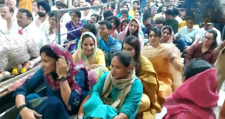 महिला क्रिकेटरों ने टी20I जीत के जश्न में किया सिम्हाचलम मंदिर दर्शन