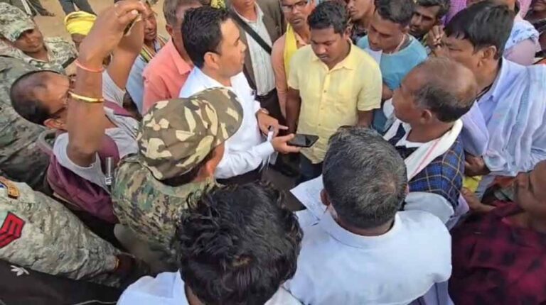 धान खरीदी केंद्र विवाद: किसानों ने निकली रैली, तहसीलदार को सौंपा ज्ञापन, उग्र आंदोलन की दी चेतावनी