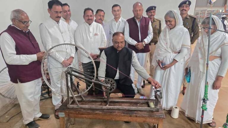 सांसद नवीन जैन द्वारा केन्द्रीय कारागार सागर के हथकर्घा केन्द्र का अवलोकन