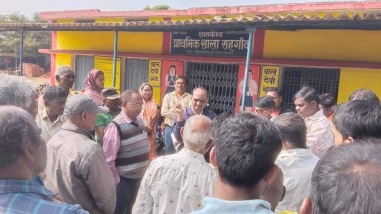 शिक्षक नहीं, पढ़ाई ठप: प्राथमिक स्कूल में तालेबंदी पर उतरे पालक
