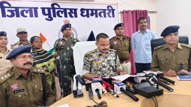 धमतरी में बड़ी कामयाबी: 5 लाख की इनामी नक्सली भूमिका ने पुलिस के सामने डाला हथियार