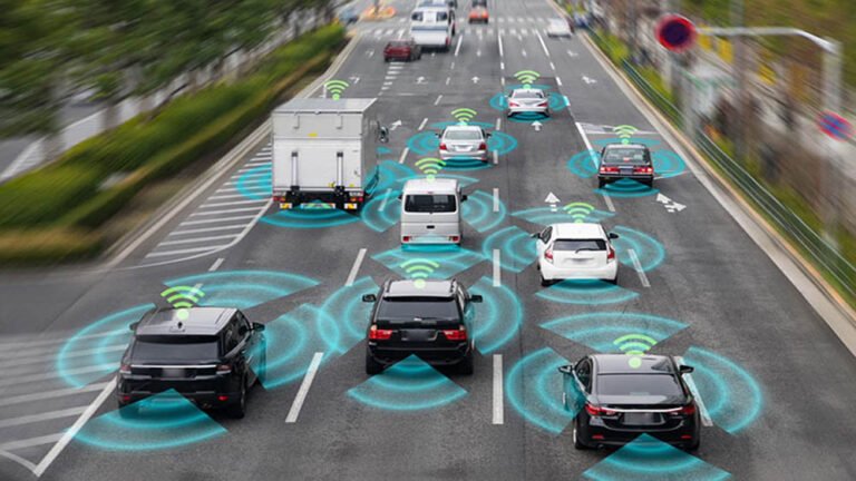 V2V टेक्नोलॉजी से सड़क पर आपस में बात करेंगी गाड़ियां, सरकार का हादसों को रोकने का प्लान