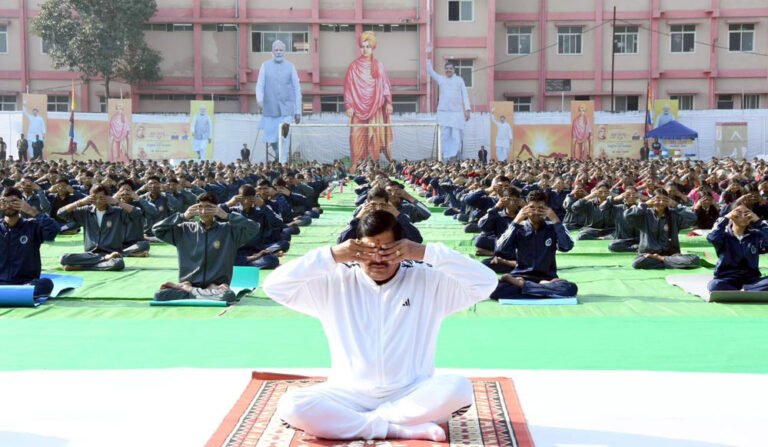 स्वामी विवेकानंद जयंती पर भोपाल में आयोजित सामूहिक सूर्य नमस्कार कार्यक्रम में सीएम ने किया योगाभ्यास