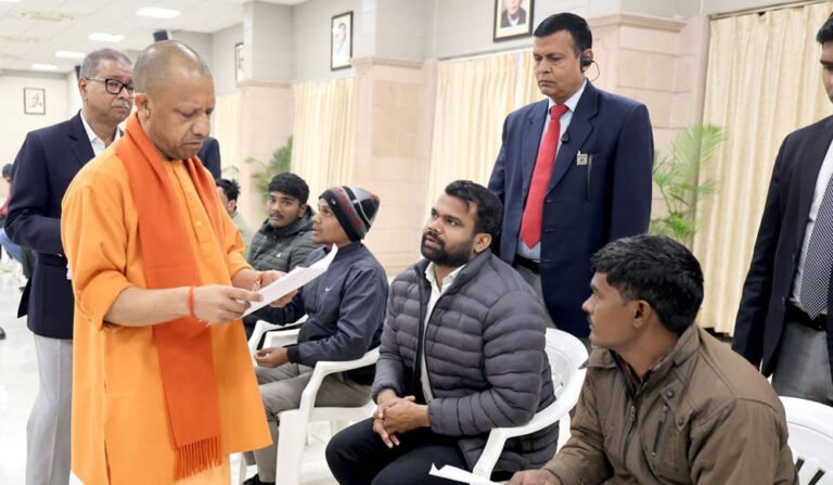 मुख्यमंत्री ने सोमवार को किया ‘जनता दर्शन’, प्रदेश के विभिन्न जनपदों से आए प्रार्थीगणों की समस्याएं सुनीं