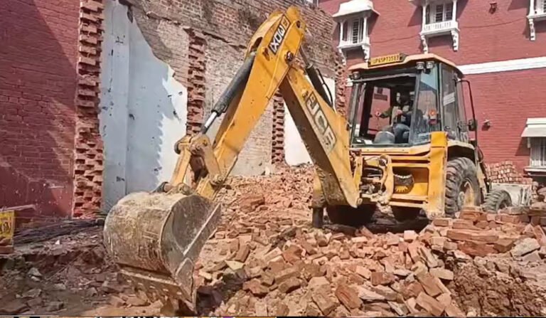 देवरिया, संभल और वाराणसी में प्रशासन का एक्शन, मजार और सरकारी जमीन पर बने मकान ध्वस्त