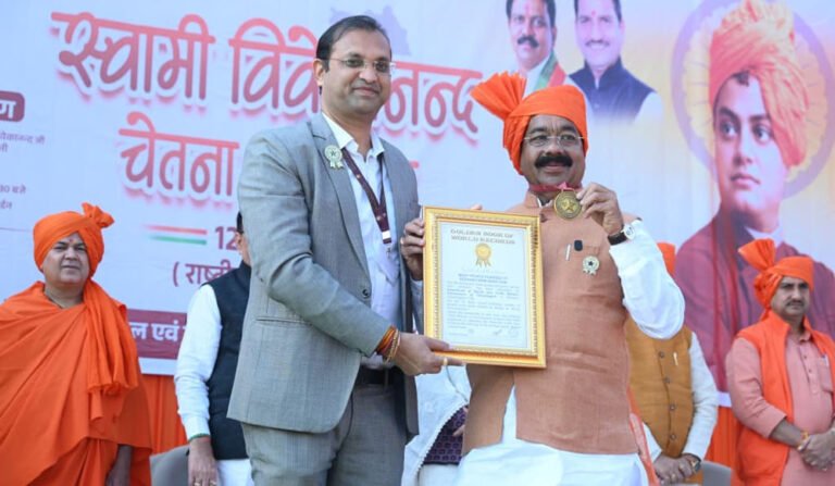 उप मुख्यमंत्री अरुण साव को गोल्डन बुक ऑफ वर्ल्ड रिकॉर्ड की टीम ने सर्टिफिकेट देकर की घोषणा
