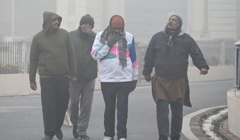 दिल्ली में कड़ाके की ठंड, पारा 2.9°C तक गिरा, IMD ने जारी किया मौसम अलर्ट