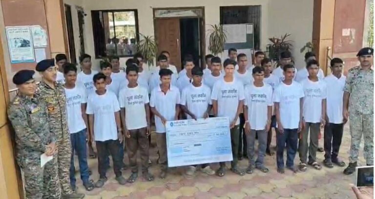 नक्सलवाद से वापसी: 29 नक्सलियों ने आत्मसमर्पण कर हिंसा छोड़ने का लिया निर्णय