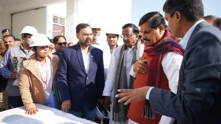 डॉ. यादव ने निर्माणाधीन गीता भवन का अवलोकन किया, स्थानीय लोगों के साथ चाय की चुस्की भी