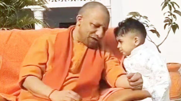 योगी आदित्यनाथ से “क्या चाहिए?” पर बच्चे का जवाब था “चिप्स”, हर कोई हंसी रोक न सका