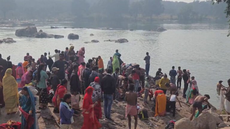 ओरछा में मकर संक्रांति के अवसर पर श्रद्धालुओं ने बेतवा नदी में डुबकी लगाई, रामराजा के दर्शन