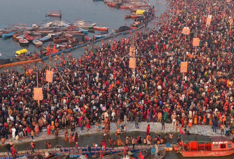 साफ मौसम से त्रिवेणी में दो दिनों में स्नान करने वालों की संख्या 2 करोड़ के पास पहुंची