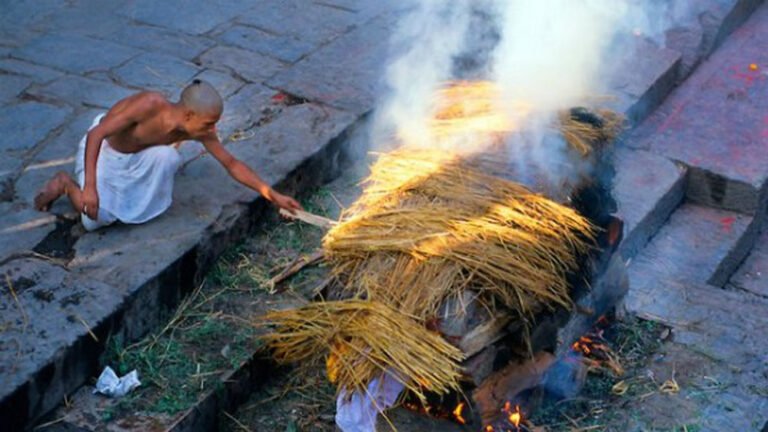 गरुड़ पुराण के अनुसार अंतिम संस्कार में 5 प्रकार के लोग नहीं कर सकते भागीदारी