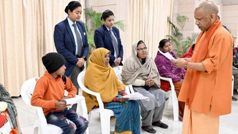 ‘जनता दर्शन’ में आई महिला ने मुख्यमंत्री को सुनाया दुखड़ा, पुलिस आयुक्त को तत्काल उचित कार्रवाई का निर्देश