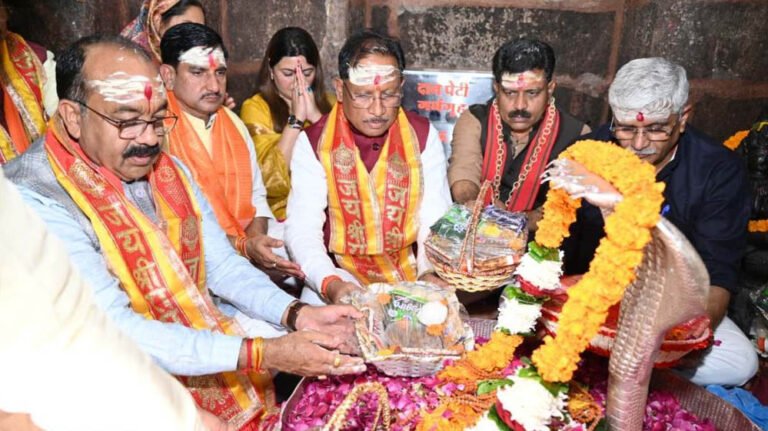 रायपुर: नववर्ष पर मुख्यमंत्री विष्णुदेव साय और केंद्रीय मंत्री ने भोरमदेव मंदिर में की पूजा