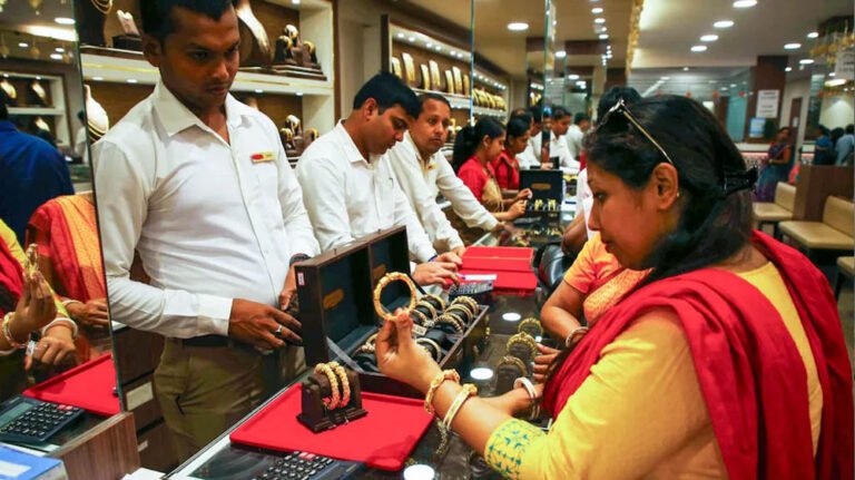 2026 की शुरुआत में सोने-चांदी की कीमतों में गिरावट, चांदी 227900 रुपये प्रति किलो, गोल्ड 137145 रुपये प्रति 10 ग्राम