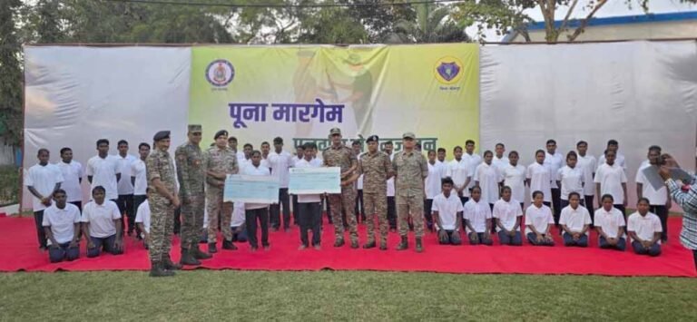 नक्सलवाद पर करारा प्रहार: छत्तीसगढ़ में 52 इनामी नक्सलियों ने छोड़ा हथियार
