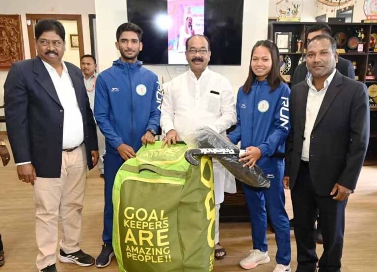 चयनित खिलाड़ियों को दिए हॉकी किट  उप मुख्यमंत्री साव ने नेशनल सेंटर ऑफ एक्सीलेंस में चयनित खिलाड़ियों को परफॉर्मेंस असेसमेंट से पहले दी हॉकी किट