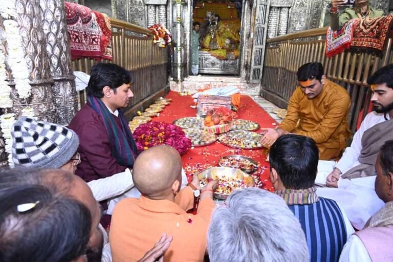 पहली बार उप्र के दौरे पर आए हैं राष्ट्रीय भाजपा अध्यक्ष,  मुख्यमंत्री के साथ पहुंचे मंदिर