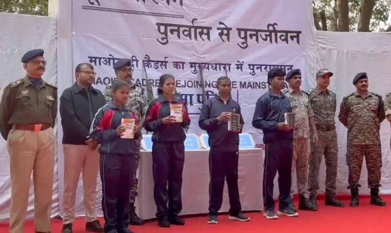 सुकमा में चार माओवादियों का सरेंडर, दो महिला नक्सली भी शामिल, इनामी थे सभी