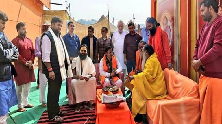 उप मुख्यमंत्री शुक्ल ने प्रयागराज के त्रिवेणी संगम में स्नान कर किया पूजन