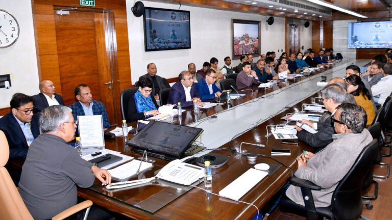 CS ने वीडियो कॉन्फ्रेंसिंग से मण्डलायुक्तों और CDOs के साथ शासन की योजनाओं की समीक्षा की