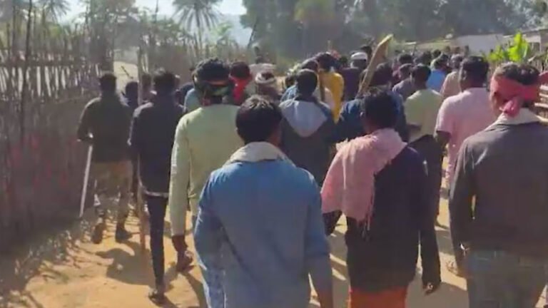 तराना में बजरंग दल कार्यकर्ता की पिटाई पर भड़का तनाव, भीड़ ने की बसों और दुकानों में तोड़फोड़