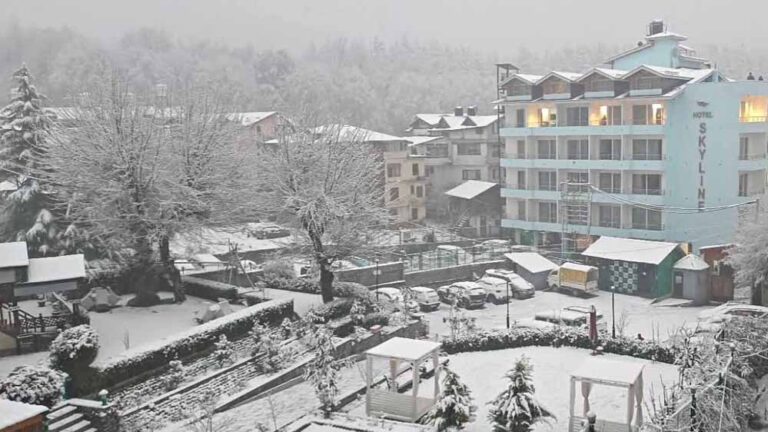 हिमाचल में बर्फबारी से 550 सड़कें बंद, शिमला का पारा 13 डिग्री लुढ़का