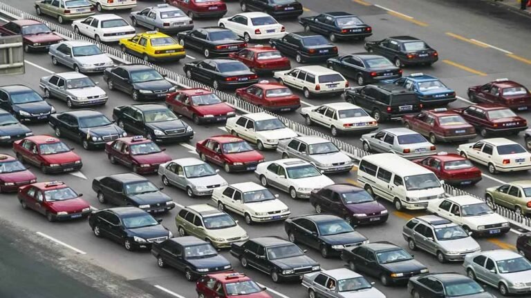 ट्रैफिक जाम से हर साल 130 घंटे की बर्बादी, बेंगलुरु-दिल्ली समेत 10 शहरों में वाहनों की रेंगती भीड़