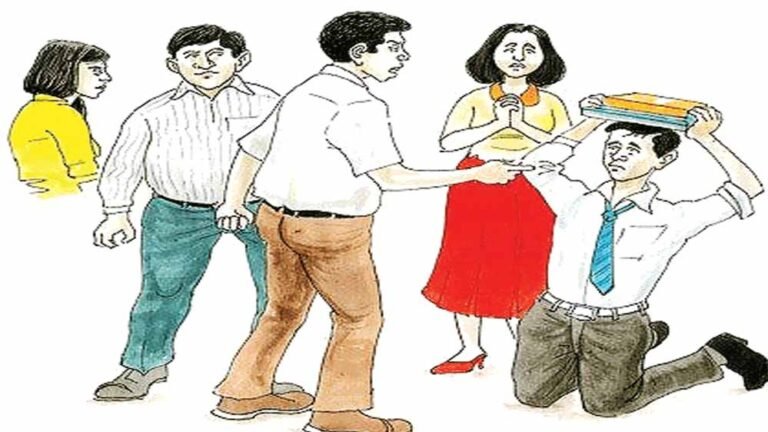 रैगिंग का मामला: जूनियर्स को घंटों खड़ा कराया और शराब-सिगरेट पीने को कहा