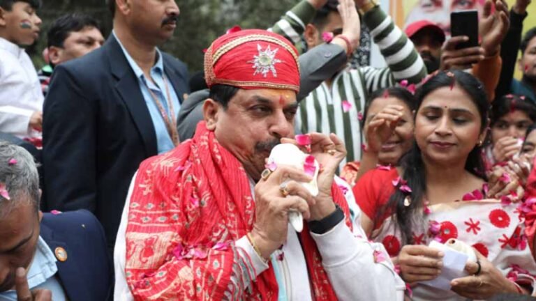 मुख्यमंत्री मोहन यादव ने राहगीरी आनंद उत्सव का उद्घाटन किया, मंच से लहराई गदा