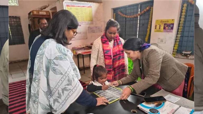 ग्वालियर में कलेक्टर रूचिका चौहान ने आंगनवाड़ी बच्चों को ABCD सिखाने के लिए अपनाया आसान तरीका