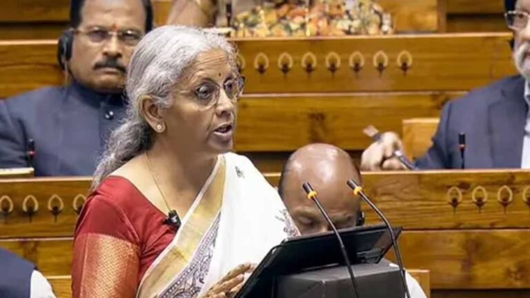 निर्मला सीतारमण ने लोकसभा में पेश किया आर्थिक सर्वे, बजट सत्र 2026 का मुख्य आकर्षण
