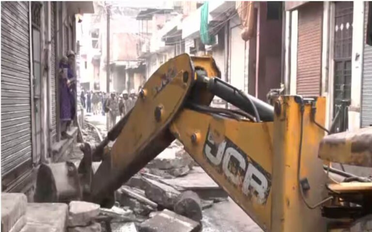 जहां हुई थी पत्थरबाजी, वहीं पर चला बुलडोजर, जयपुर के चौमूं में अतिक्रमण हटाने की कार्रवाई