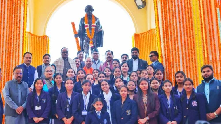 मुख्यमंत्री ने लखनऊ के जीपीओ पार्क में गांधी प्रतिमा पर किया माल्यार्पण