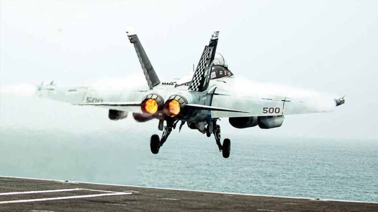 ट्रंप का नया मिशन: ईरान की ओर बढ़ते जंगी जहाज, वेनेजुएला ऑपरेशन से बड़ा प्लान सामने