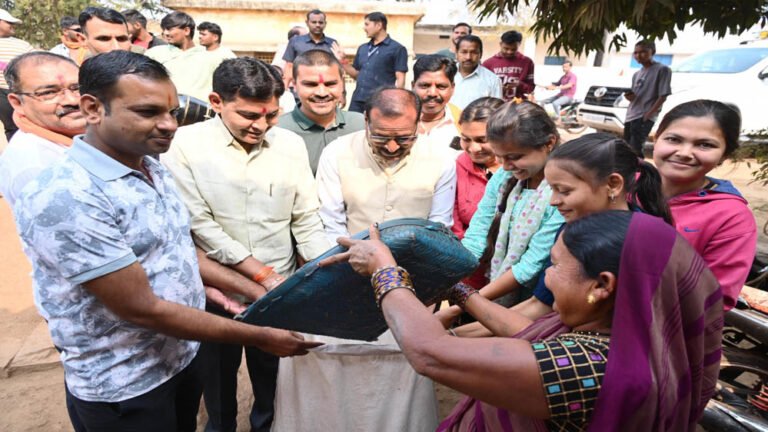 घर-घर अन्न दान लेकर मंत्री टंक राम वर्मा ने निभाई छेरछेरा की परम्परा